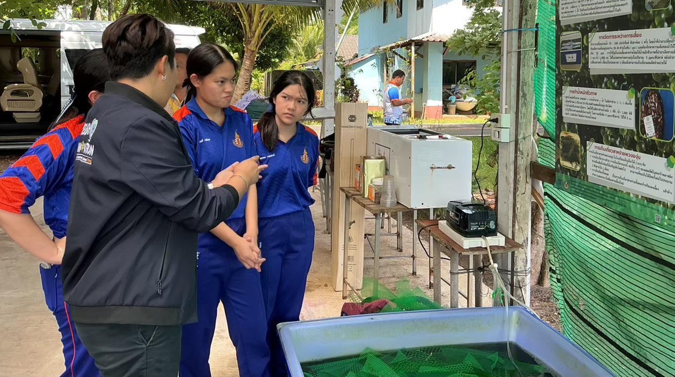 Show an investigation into the production of compost derived from crab, shrimp, and fish residues for application in the cultivation of  sea grapes (Caulerpa lentillifera), aimed at comparing water quality and growth rates.