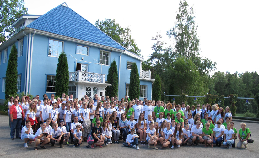 GLOBE Estonia students pose for a group photo.