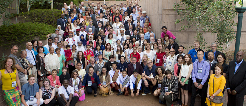 A large number of GLOBE Community members pose for a picture.