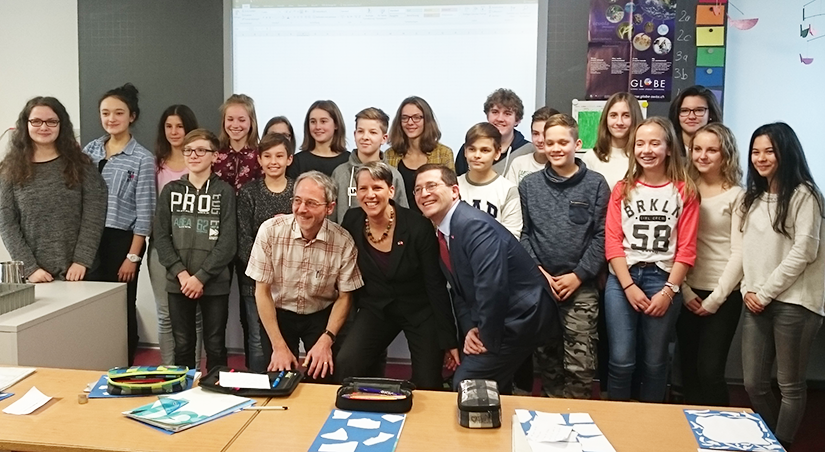 Students taking a group photo with Ambassador LeVine.