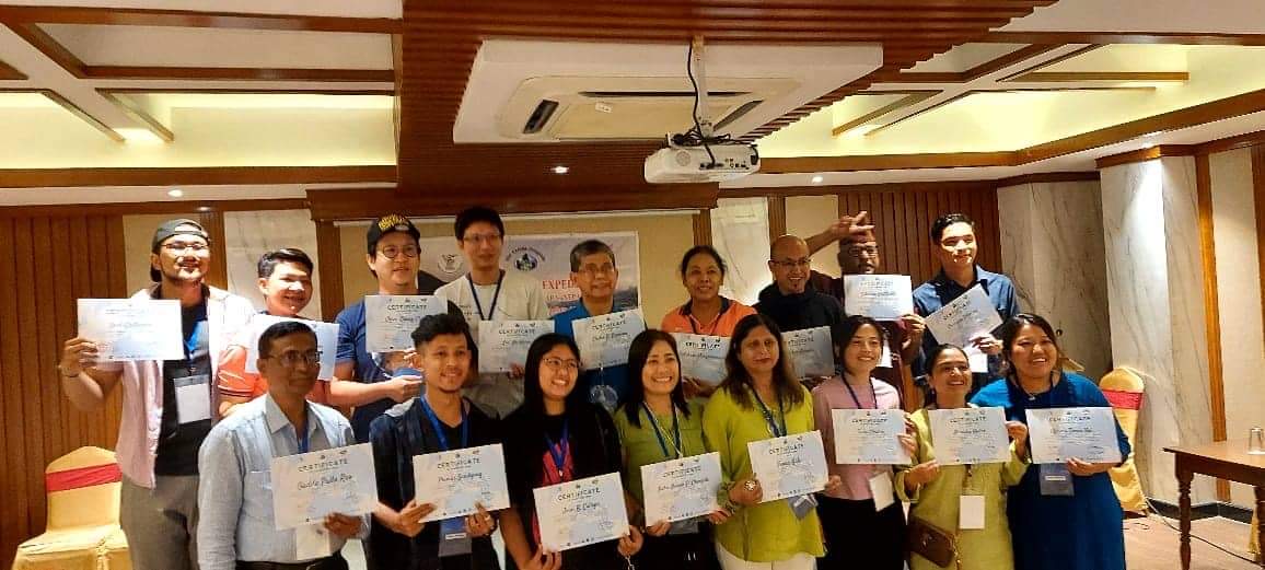 Participants marking the end of the expedition by showing their participation certificates