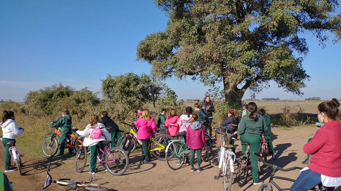 Students of the Private Elementary School Incorporated No. 1345 Nuestra Señora del Carmen, on bikes outside