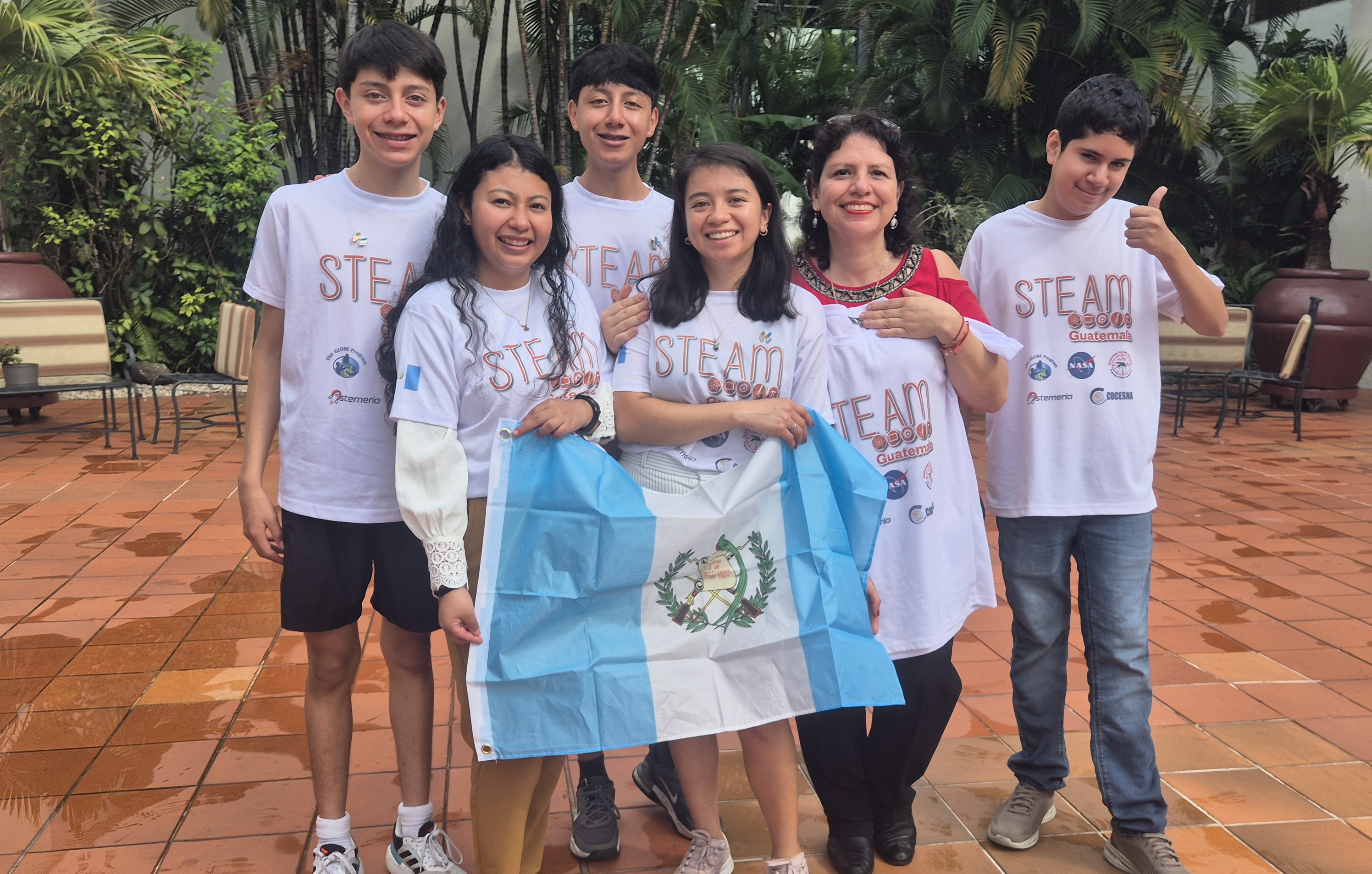 Students and Dr. Magdalena Waleska Aldana Segura posing with Guatemala flag. 
