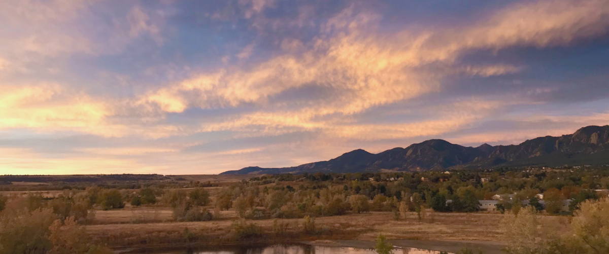 Scenic photo of the Flatirons Mountains above Boulder, Colorado, USA