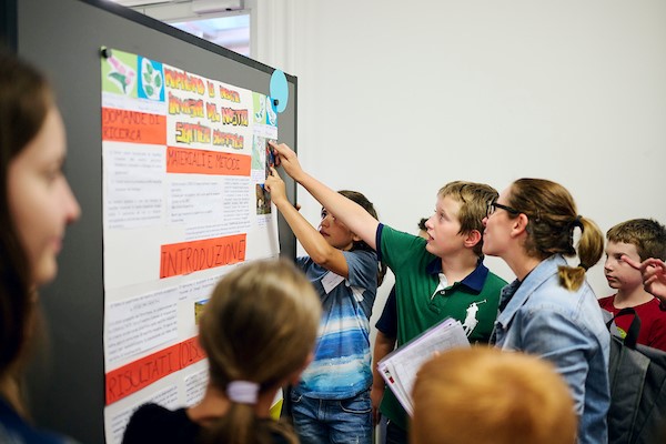 Acquarossa students during the poster session (Photo Credit: Manu Friederich/GLOBE Switzerland)