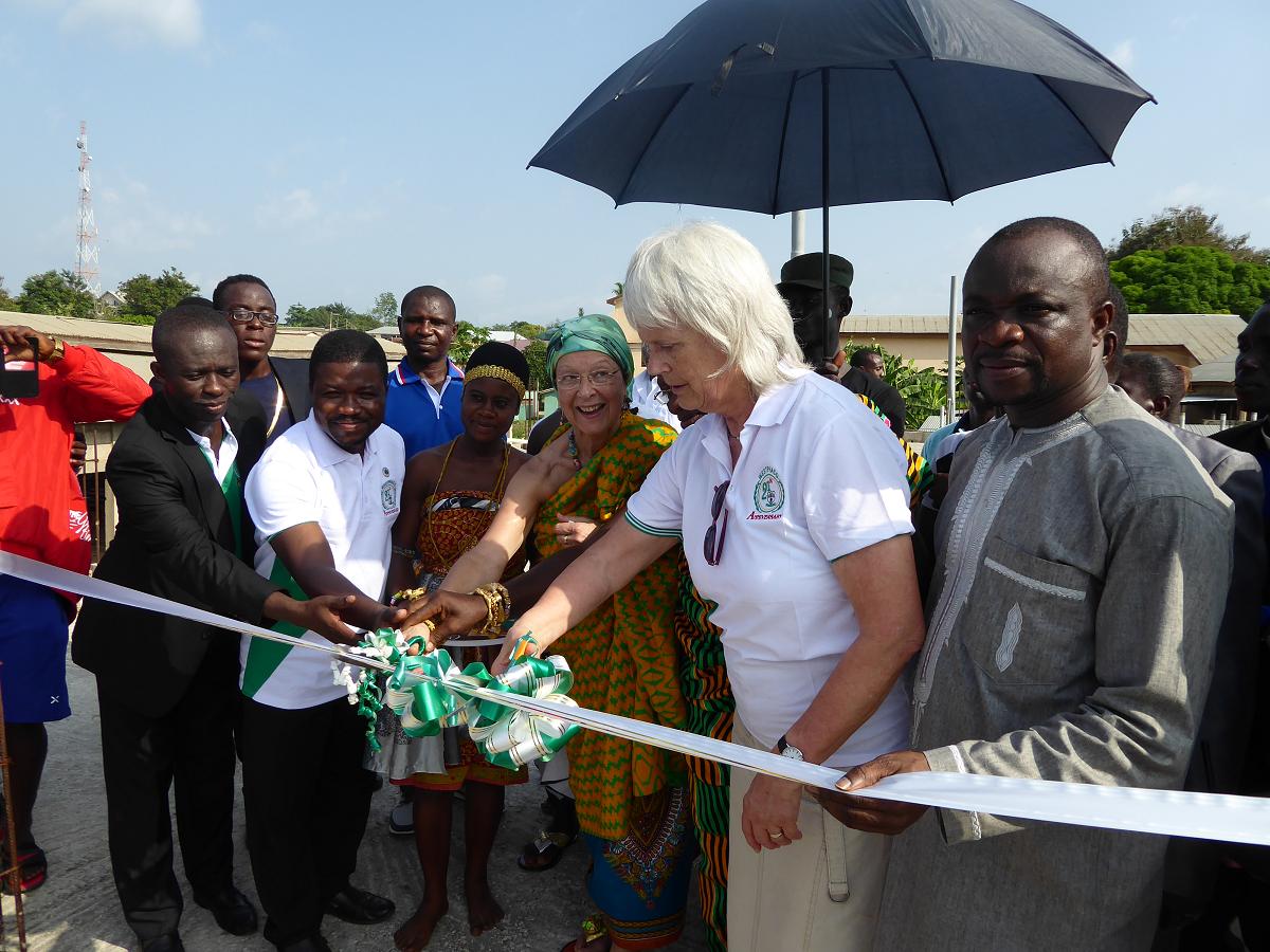 The official opening of weather station: Yliass Lawani, Christel Zumdieck,  Anna Heyne-Mudrich and officials from the Ashanti district in Ghana