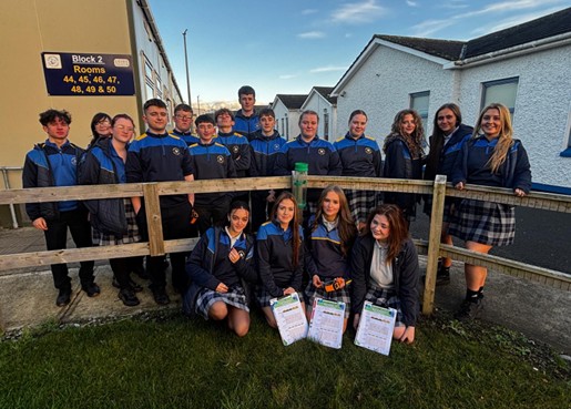 Group photo of students outside.