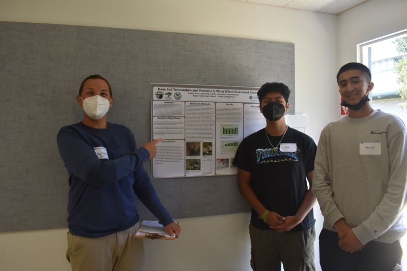 Students present research at an SRS