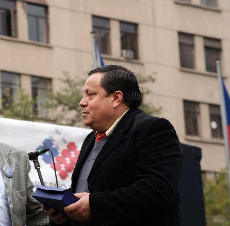 Raúl Pérez Orellana accepting award for environmental achievements